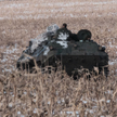 Transport de personal blindat ucrainean într-un câmp lângă Bakhmut