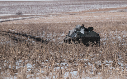 Ukraiński transporter opancerzony na polu w rejonie Bachmutu