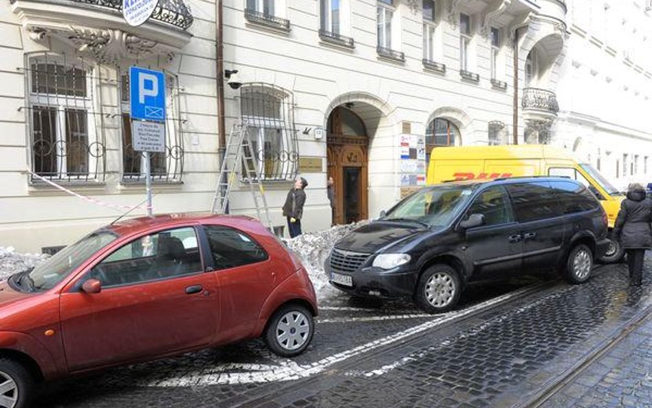 Firma może zobowiązać pracownika do parkowania pod domem