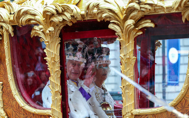 Tradycyjnie podczas koronacji króla, na głowę jego małżonki nakłada się koronę, której ozdobą jest K