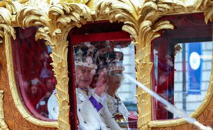 Tradycyjnie podczas koronacji króla, na głowę jego małżonki nakłada się koronę, której ozdobą jest K