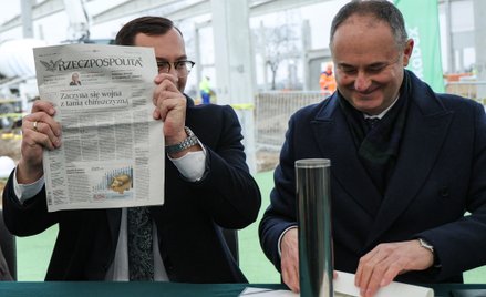 Minister rolnictwa i rozwoju wsi Stefan Krajewski (L) i prezes Warszawskiego Rolno-Spożywczego Rynku