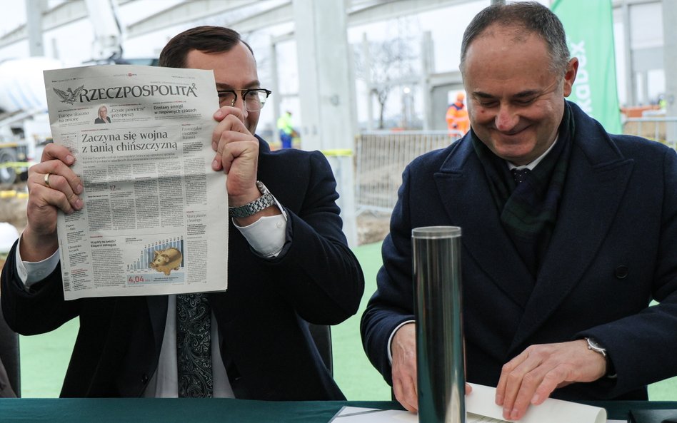 Minister rolnictwa i rozwoju wsi Stefan Krajewski (L) i prezes Warszawskiego Rolno-Spożywczego Rynku