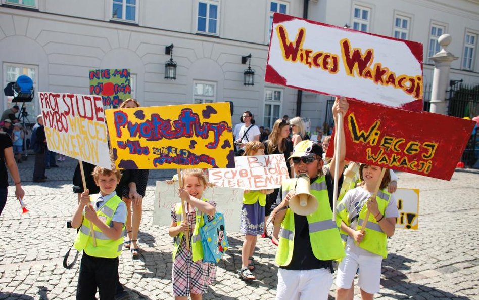 Obchody Dnia Dziecka w 2011 roku, przed Pałacem Prezydenckim.