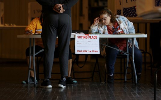 Członkowie komisji wyborczej w jednym z lokali w Pensylwanii