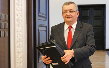 Andrzej Adamczyk przyznaje, że mówiąc o zakazie, dokonał „skrótu myślowego”