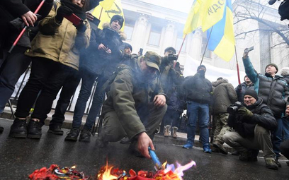Protestujący pod Radą Najwyższą w Kijowie od miesięcy domagali się uznania agresji Rosji.