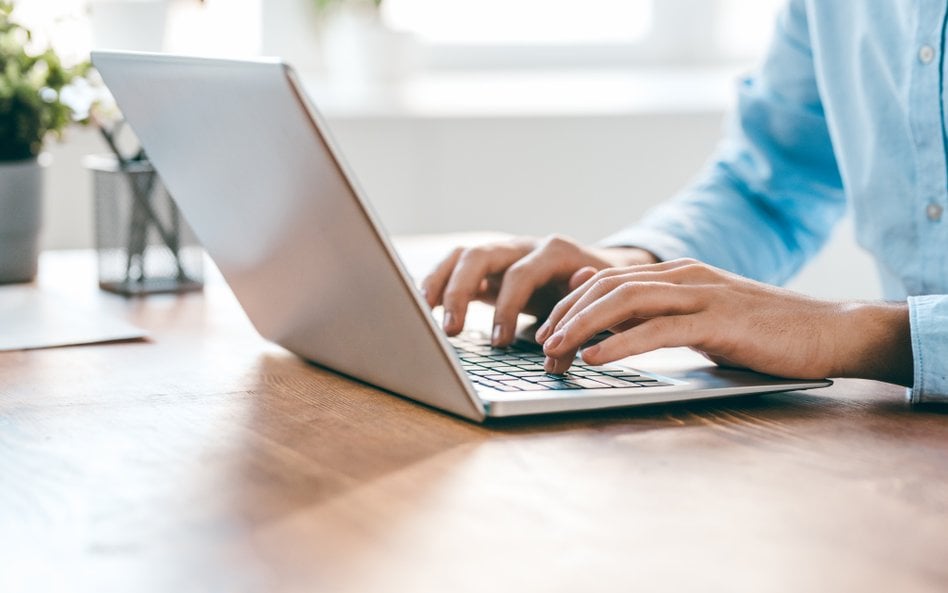 Sam laptop już nie wystarczy. Także przy pracy zdalnej.