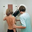 Badania profilaktyczne pozwalają m.in. zdiagnozować raka piersi we wczesnym, pozwalającym na całkowi
