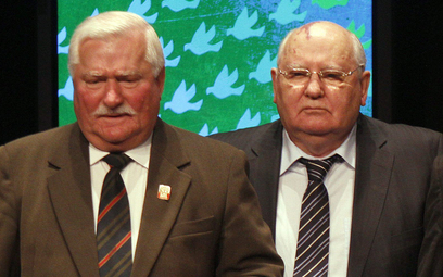 Lech Wałęsa i Michaił Gorbaczow na 12. Światowym Szczycie Laureatów Pokojowej Nagrody Nobla na Uniwe
