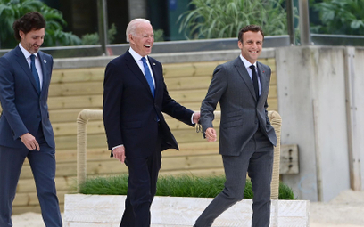 Premier Kanady Justin Trudeau, prezydent USA Joe Biden i prezydent Francji Emmanuel Macron na szczyc