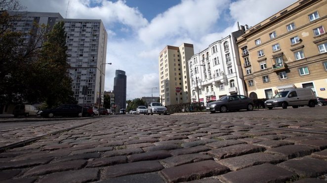 Warszawskie bruki na Chłodnej, Smoczej, Grzybowskiej są dziś na wagę złota, choć wielu kierowców na 