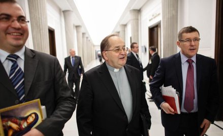 Sondaż: Jak wielkie są wpływy o. Rydzyka