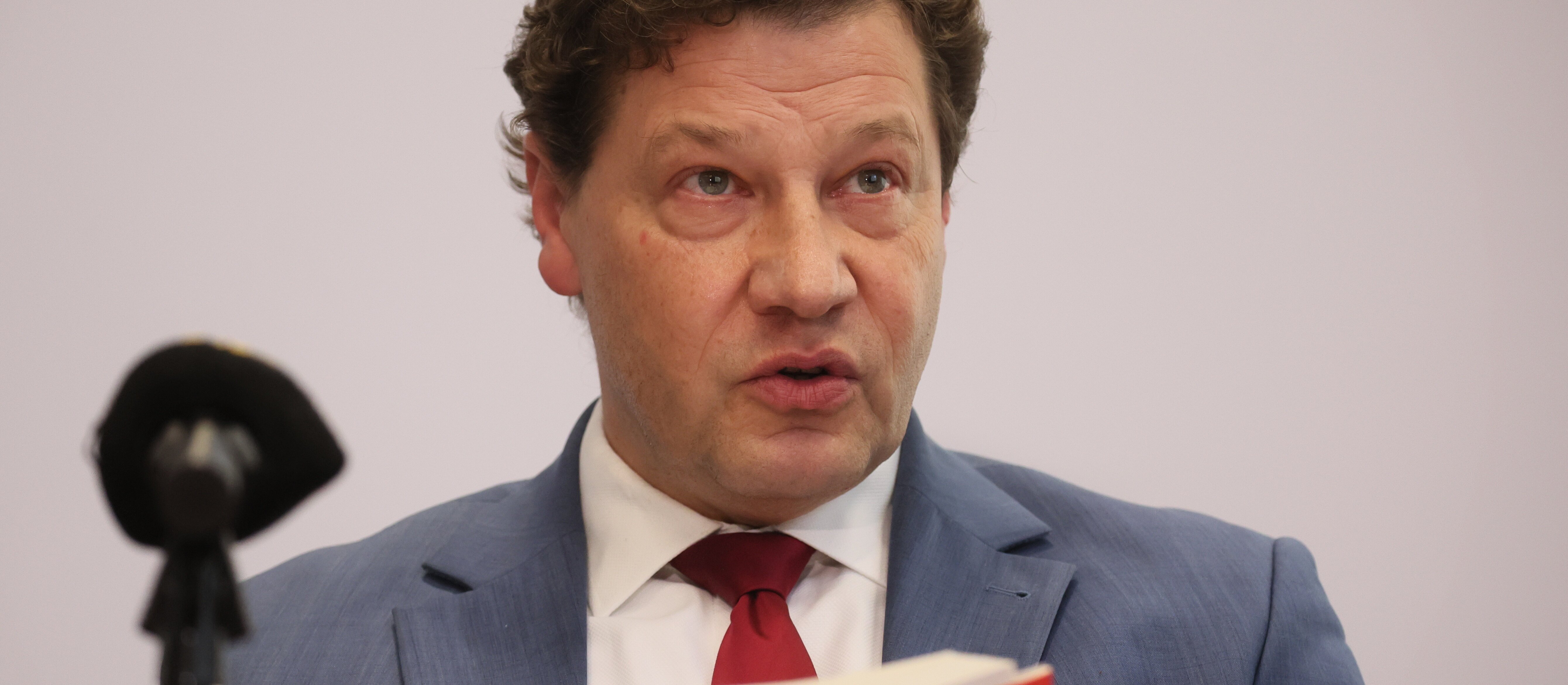 Судья Пётр Шаб на съезде партии Гжегожа Брауна. Министр Вальдемар Журек реагирует