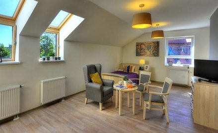 Rezydencja na Dyrekcyjnej we Wrocławiu to niezależne mieszkania dla seniorów przy ośrodku opieki. Ob