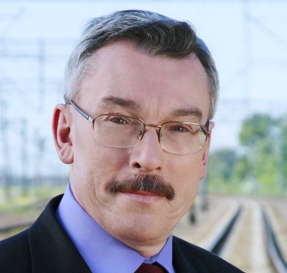 Zbigniew Szafrański zawodowo związany jest z transportem kolejowym