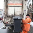 Przedsiębiorca odbierający odpady musi utrzymywać swoje pojazdy w odpowiednim stanie sanitarnym. Łat