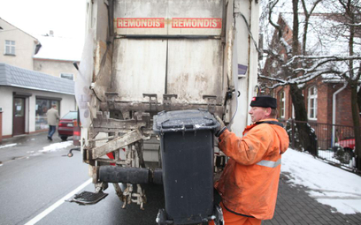 Przedsiębiorca odbierający odpady musi utrzymywać swoje pojazdy w odpowiednim stanie sanitarnym. Łat