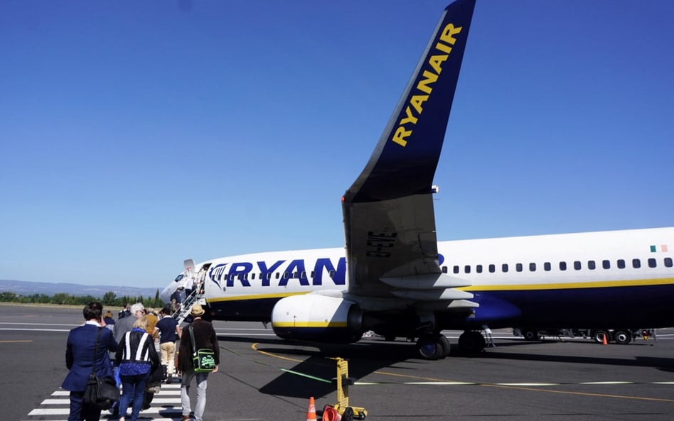 To już seria. Ryanair podaje pasażera do sądu za awanturę w samolocie