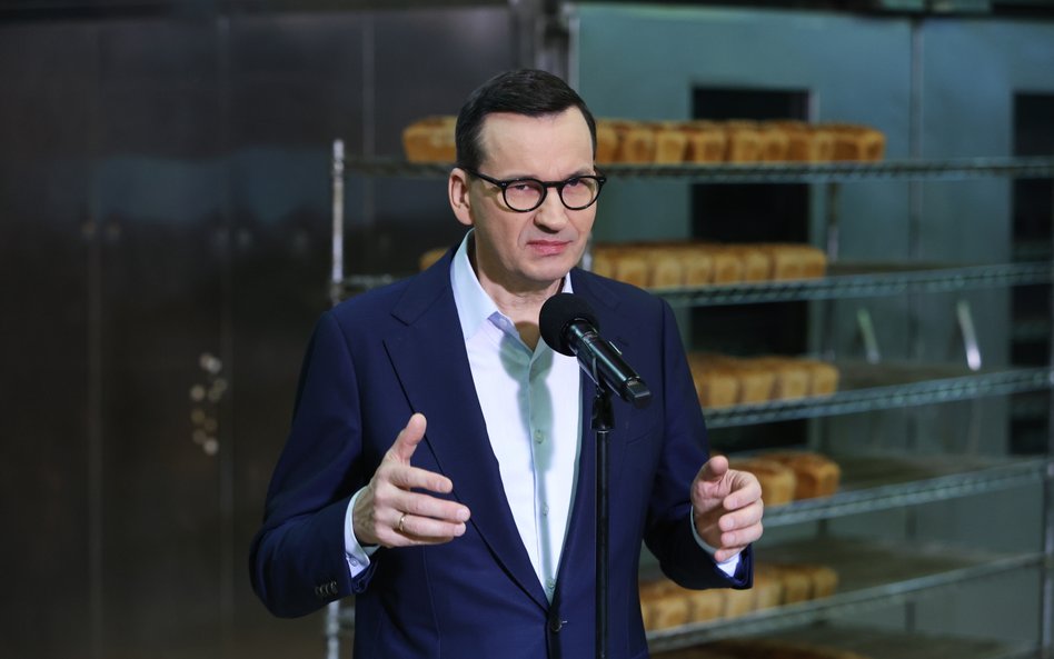 Premier Mateusz Morawiecki podczas wizyty w piekarni Żytnia w Dąbrówce, 2 lutego