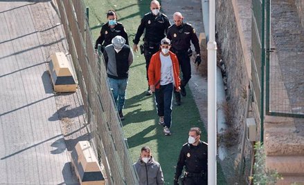 Do hiszpańskich wybrzeży ciągle docierają imigranci. Na zdjęciu: kolejna grupa w porcie w Almerii