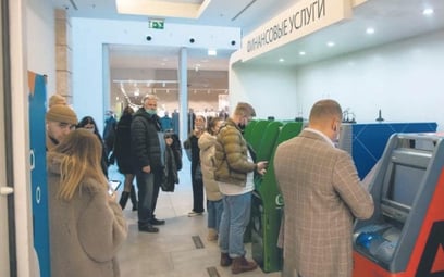 Po wprowadzeniu sankcji w rosyjskich miastach ustawiały się kolejki przed bankomatami. Wielu zwykłyc