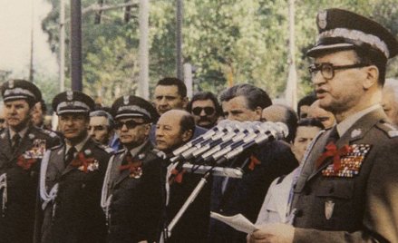 Rząd przyjął projekt tzw. ustawy degradacyjnej. "Nazwać zło złem"