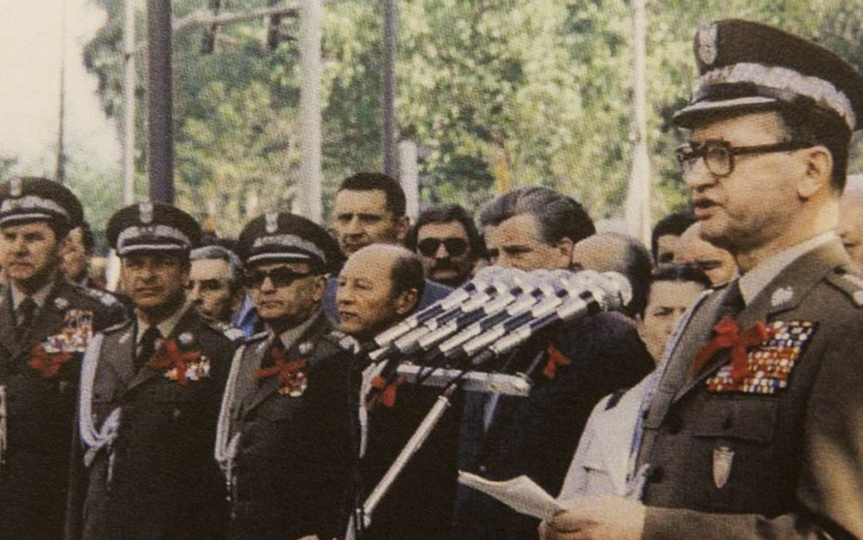 Rząd przyjął projekt tzw. ustawy degradacyjnej. "Nazwać zło złem"