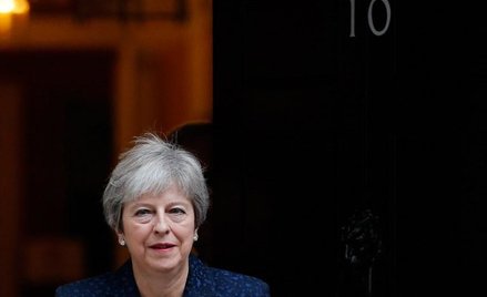 Theresa May, lokatorka Downing Street 10, stoi na czele coraz mniej stabilnej większości.