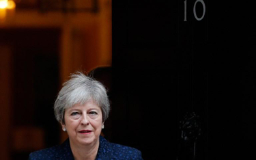 Theresa May, lokatorka Downing Street 10, stoi na czele coraz mniej stabilnej większości.