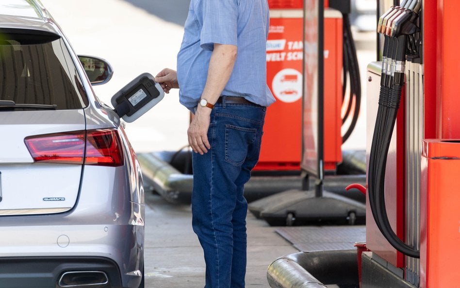 Tanie paliwo przyciąga Niemców. Polskie stacje przeżywają oblężenie