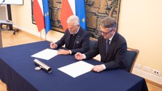 Aleksander Kwaśniewski i Paweł Pietrzyk podczas uroczystego przekazania dokumentów