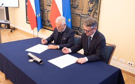 Aleksander Kwaśniewski i Paweł Pietrzyk podczas uroczystego przekazania dokumentów