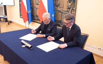 Aleksander Kwaśniewski i Paweł Pietrzyk podczas uroczystego przekazania dokumentów