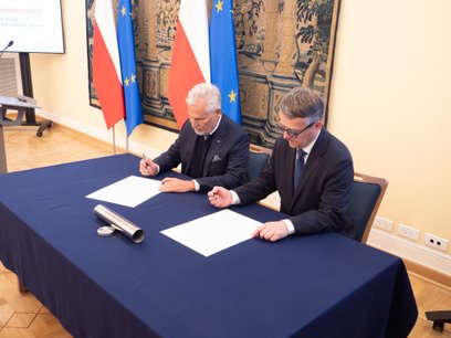 Aleksander Kwaśniewski i Paweł Pietrzyk podczas uroczystego przekazania dokumentów