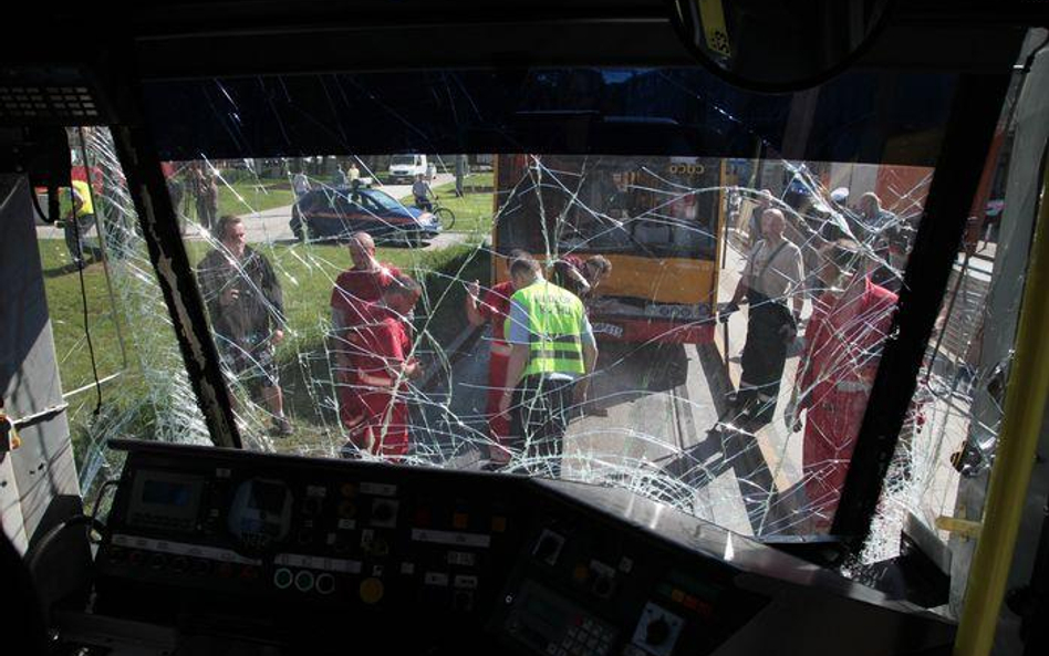 Warszawa. Zderzenie autobusu i tramwaju