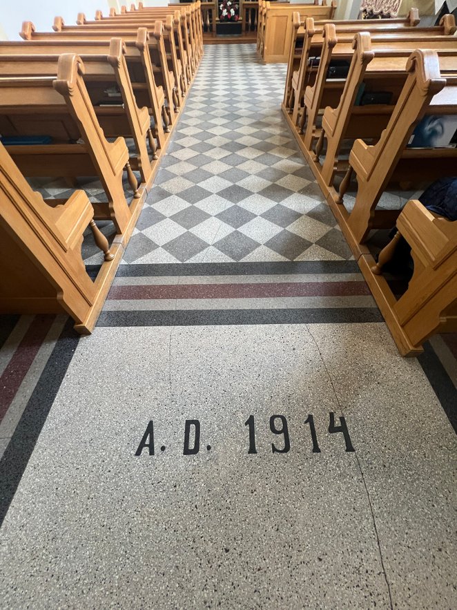 W latach 1913–1915 architekt Konstanty S. Jakimowicz zaprojektował nową kaplicę Matki Boskiej Nieust