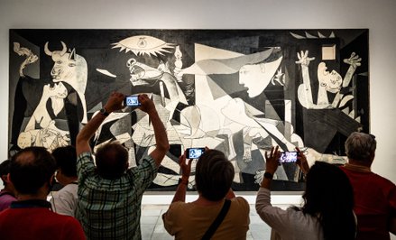Od 1992 roku „Guernika” znajduje się w zasobach Museo Reina Sofia w Madrycie. Władze muzeum odrzucaj
