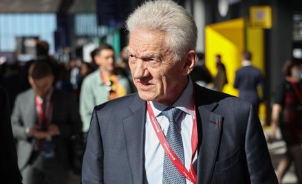 Dwór Putina zdaje posady w koncernach i odchodzi w cień