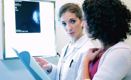 Co roku raka piersi rozpoznaje się u 19 tys. kobiet, czyli dziennie dowiaduje się o nim 50 kobiet, u