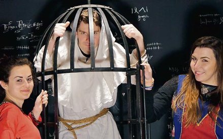 W Domu Legend Toruńskich bawią się dorośli i dzieci.