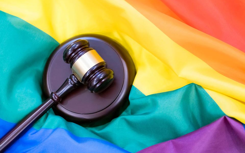 Osoba transpłciowa musi być zarejestrowana jako matka - wyrok Sądu Najwyższego w Wielkiej Brytanii