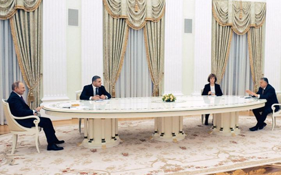 Władimir Putin ostentacyjnie zwracał się do Viktora Orbána (pierwszy z prawej) per ty