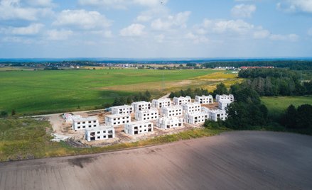 Obrzeża miast od dłuższego czasu są wielkim placem budowy. Grunty są tam tańsze i bardziej dostępne.