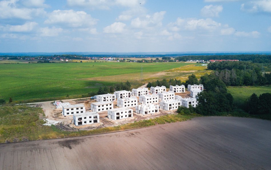 Obrzeża miast od dłuższego czasu są wielkim placem budowy. Grunty są tam tańsze i bardziej dostępne.