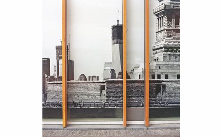 Mark Curran, "Finansowy  surrealizm" (World  Trade Center II), tymczasowe ogrodzenie, dzielnica fina