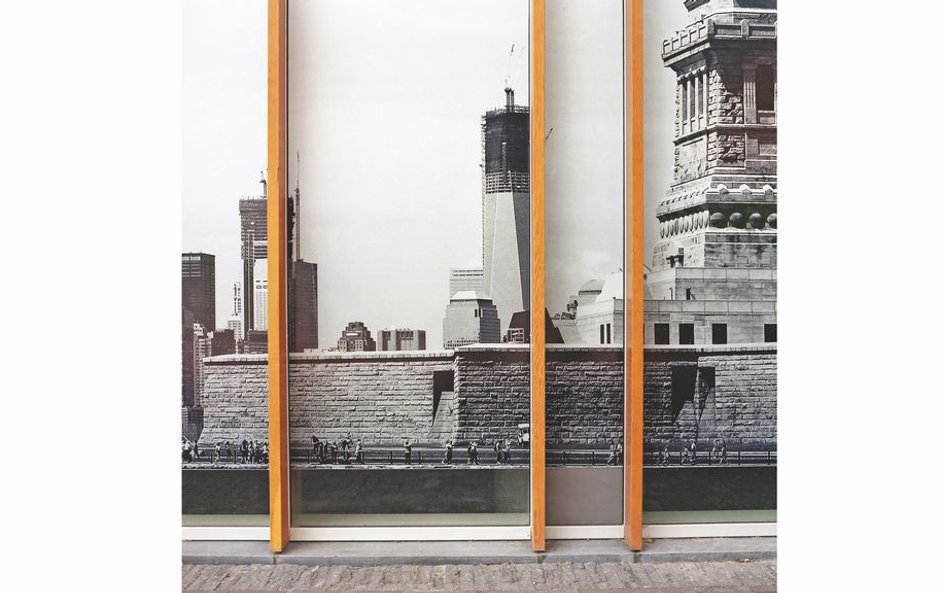 Mark Curran, "Finansowy  surrealizm" (World  Trade Center II), tymczasowe ogrodzenie, dzielnica fina