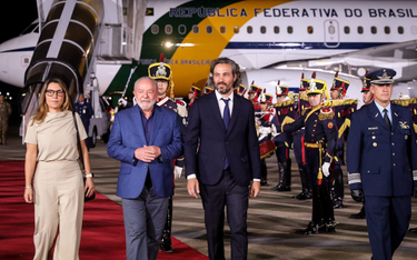 Brazylijski prezydent Luiz Inacio Lula da Silva po przylocie do Buenos Aires (między żoną Rosangelą 