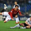 Michael Carrick (z prawej) zatrzymuje Alberto Aquilaniego. Manchester nie powinien mieć problemów z 
