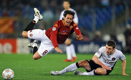 Michael Carrick (z prawej) zatrzymuje Alberto Aquilaniego. Manchester nie powinien mieć problemów z 